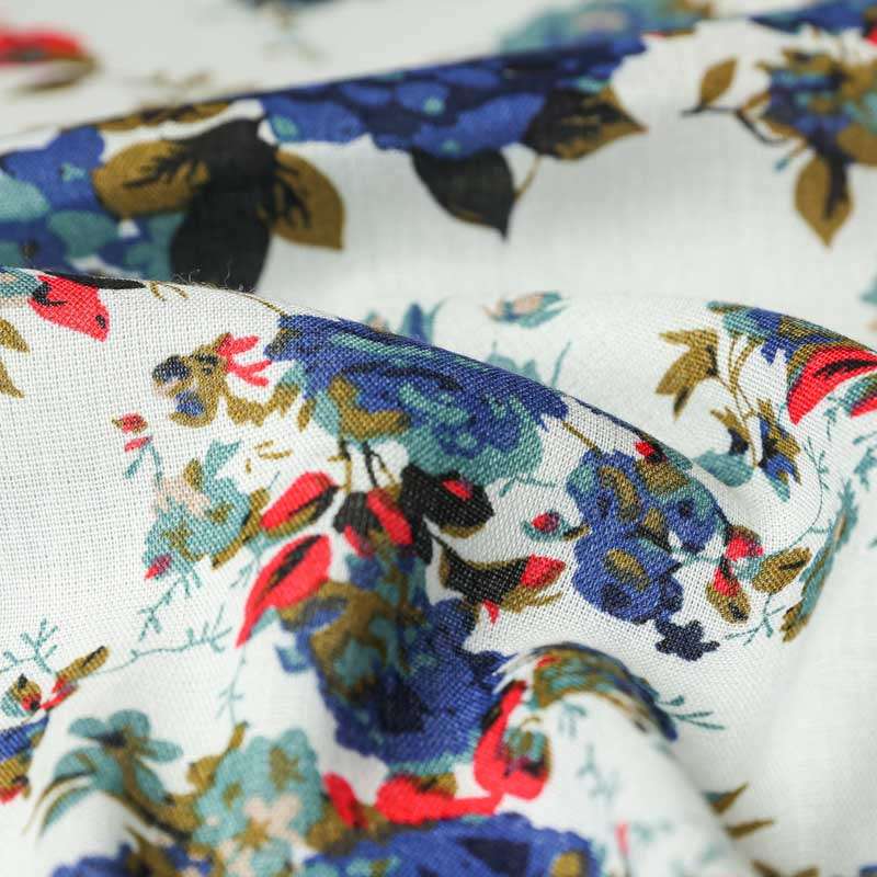 Tissu viscose floral indigo sur fond blanc vendu au coupon