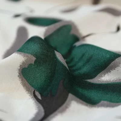 Tissu viscose blanc à fleurs vert vendu au coupon