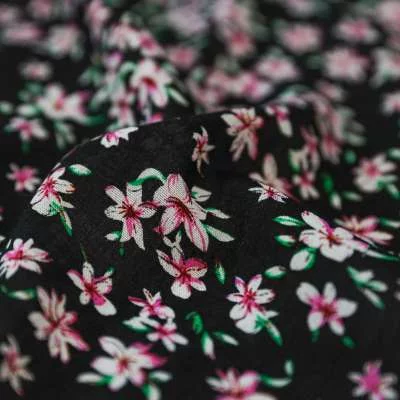 Tissu viscose noir motif champ de fleurs