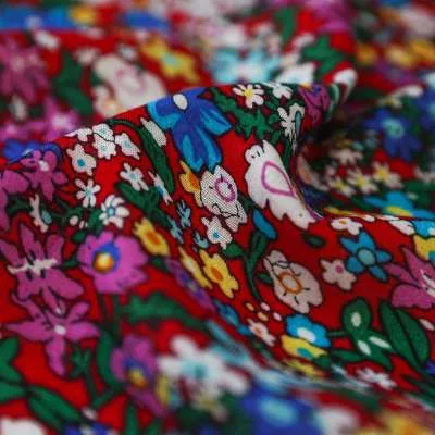 Tissu viscose rouge motif champ de fleurs vendu au coupon