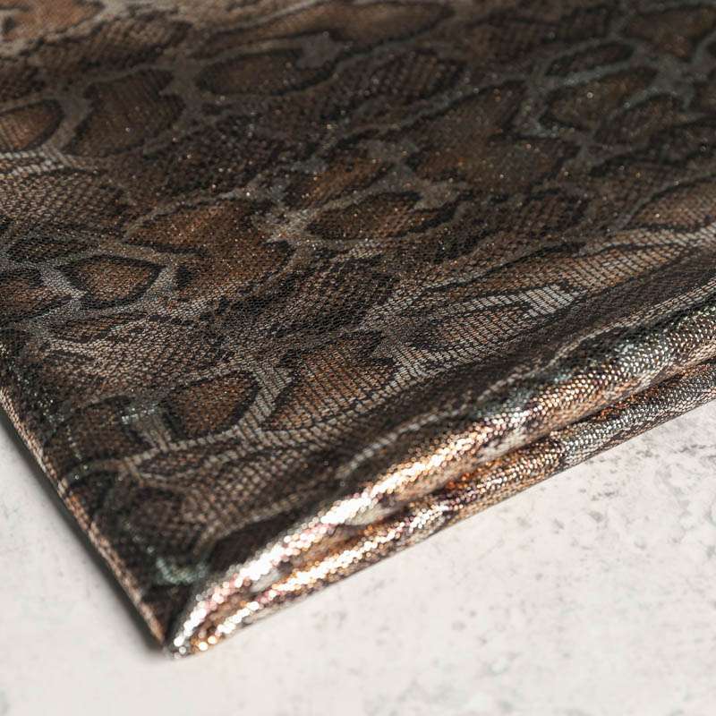 Tissu scuba imprimé peau de serpent taupe vendu au coupon