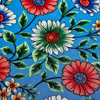 Tissu viscose de haute qualité fond bleu motif fleurs idéal pour la confection de vêtements fluides et légers.