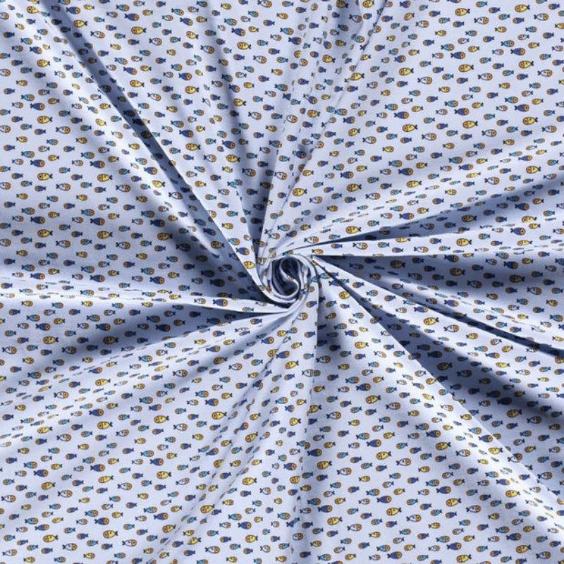 Tissu jersey coton motif poisson sur fond bleu bébé  pour des projets de couture amusants et originaux !