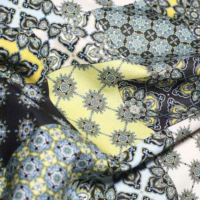 Popeline de Coton motif Patchwork jaune vendu au coupon, la solution idéale pour vos projets de couture créatifs.
