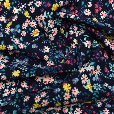 Tissu Crêpe Polyester motif champs de fleurs sur fond marine
