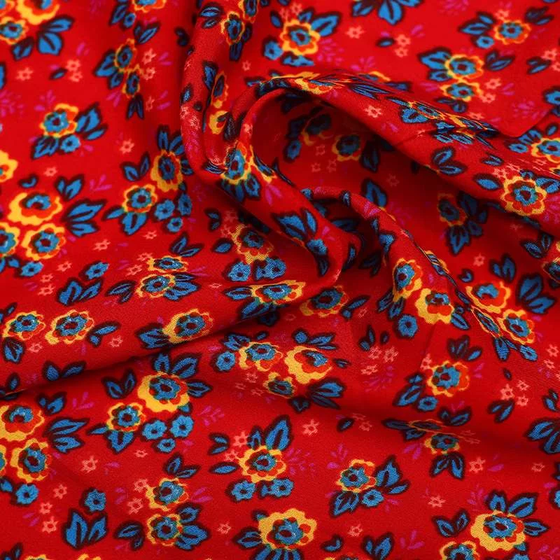 Tissu en crêpe de polyester orné de motifs floraux fond rouge