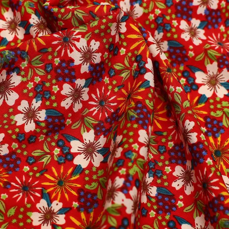 Tissu crêpe de polyester avec des motifs floraux parfait pour vos projets de couture
