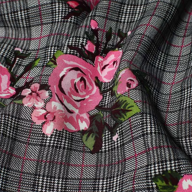 Tissu viscose motif prince de galle et roses pour un look chic et moderne.