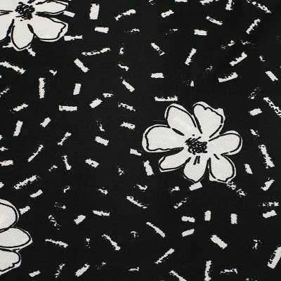 "Tissu maille Crézia noir motif fleuri : Tendance incontournable de la saison"
