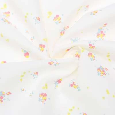 Popeline de coton blanc imprimé fleurs : une touche de romantisme