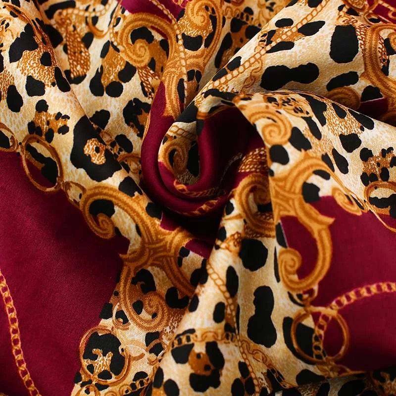 Tissu satin touché soie : motif léopard et chaînes pour un look unique