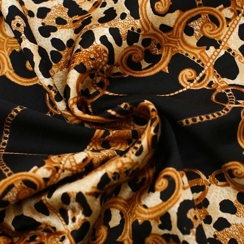 Satin touché soie : motif léopard et chaînes pour un look unique