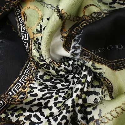 Satin motif léopard et chaînes : captivant et luxueux