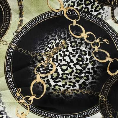 Tissu satin soyeux motif léopard et chaînes : style unique