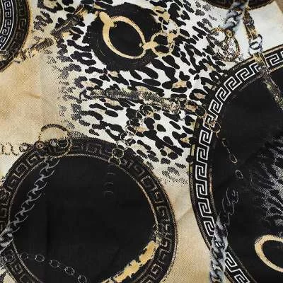 Satin soyeux motif léopard et chaînes : style unique