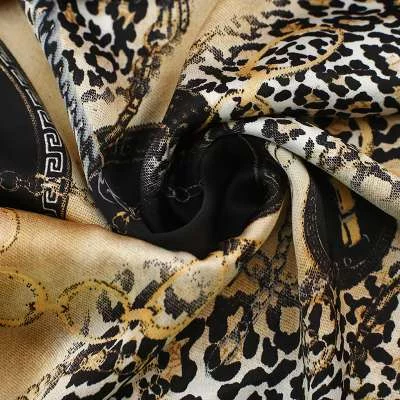 Tissu satin motif léopard et chaînes : raffinement assuré