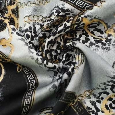 Tissu satin soyeux motif léopard et chaînes : allure exotique