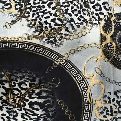 Satin soyeux motif léopard et chaînes : sophistication sauvage