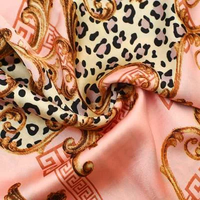 Satin motif baroque et léopard est la tendance incontournable