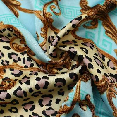 Tissu satin motif baroque et léopard : à la pointe de la mode