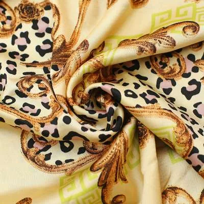 "Tissu satin motif baroque et léopard : démarquez-vous avec style"
