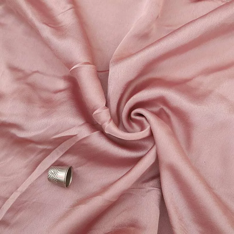 Tissu Léger en Satin Silky : Votre Toile pour l'Art de la Couture