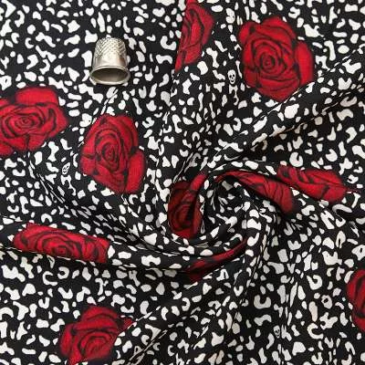 Tissu Crêpe de Luxe Motif Roses sur Fond Léopard - Achetez Maintenant