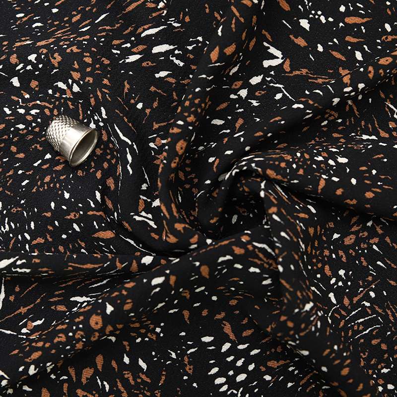 Tissu Crêpe Bubble Fond Noir et Motif Tacheté Unique