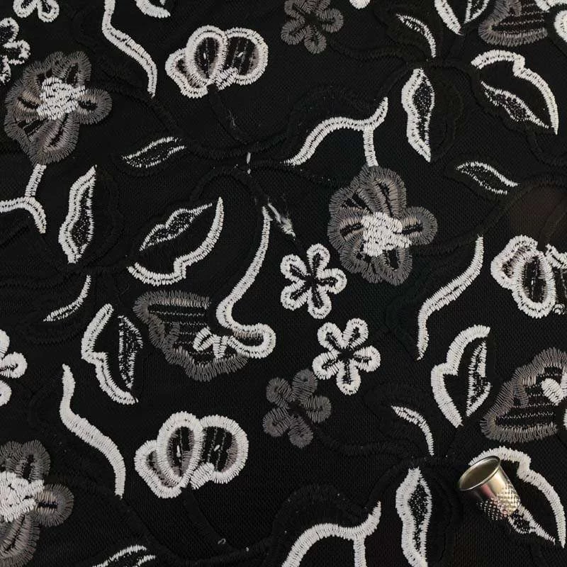 Tissu Résille Noir avec Fines Broderies Florales - Éblouissant
