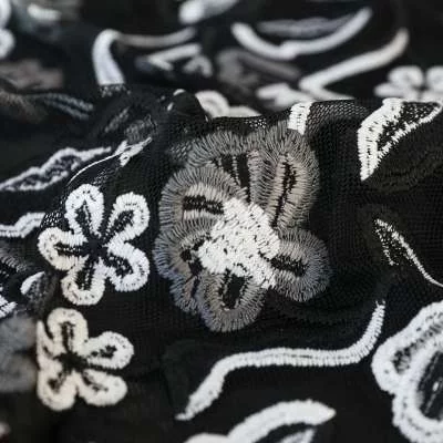 Tissu Résille Noir Brodé Motif Fleur - L'Élégance à l'État Pur