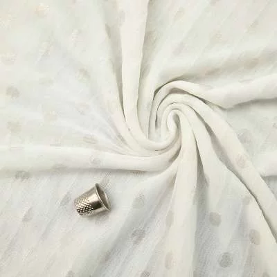 L'Art de la Couture : Tissu Polyester Plissé Pois Dorés en Vedette