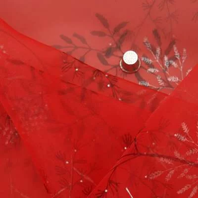 Découvrez notre Tissu Organza Rouge Premium : Branche Fleuri
