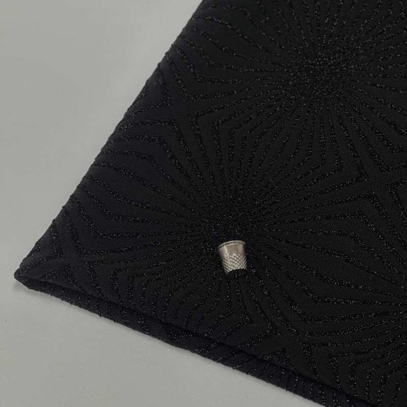 Créez avec Style : Tissu Jacquard Motif Soleil en Noir Métallic