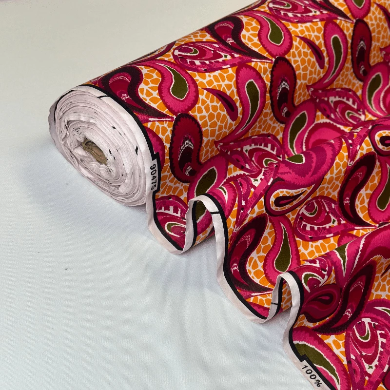 "Tissu Wax Africain Motif Paisley - Gros plan sur le motif coloré en coton