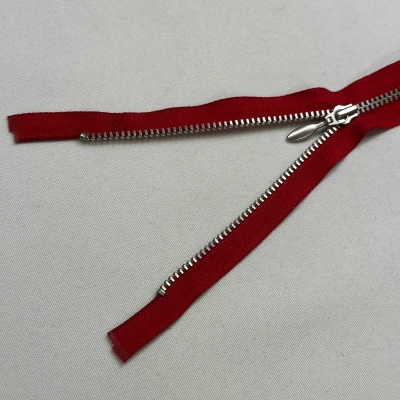 Zipper métallique rouge pour couture