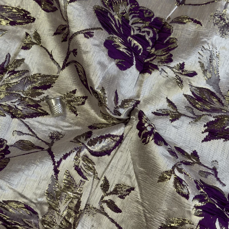 Tissu brocart motif floral élégant