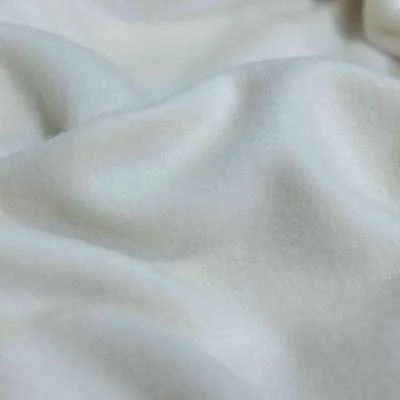 Tissu polaire écru anti-boulochage - Douceur et durabilité
