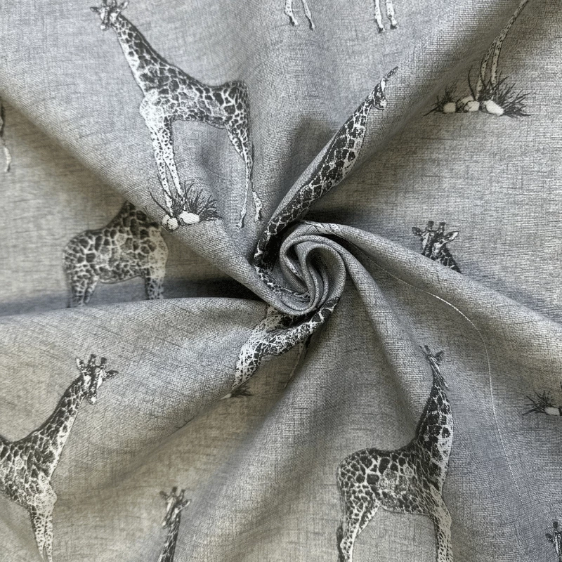 Gabardine de coton imprimée : Motif girafe charmant pour projets créatifs