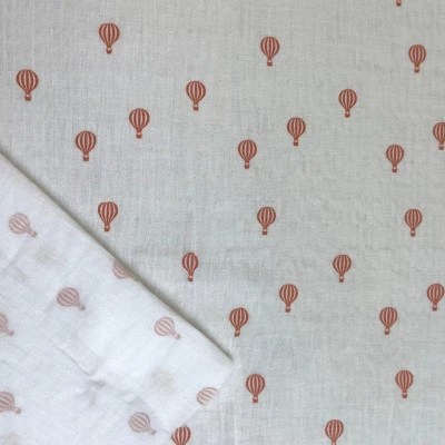 Tissu Gabardine Légère imprimée avec motif montgolfières délicates pour accessoires rêveurs