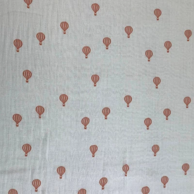 "Gabardine de coton légère imprimée avec motif montgolfières délicates pour couture