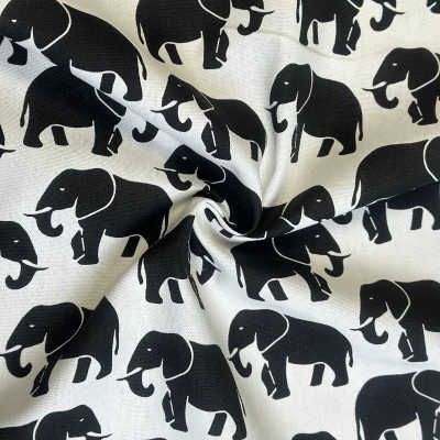 Gabardine de coton imprimée : Éléphant noir délicat pour projets créatifs