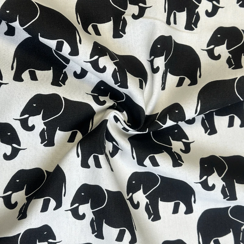 Gabardine de coton imprimée : Éléphant noir délicat pour projets créatifs