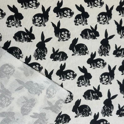 Gabardine de coton légère imprimée avec motif lapin noir