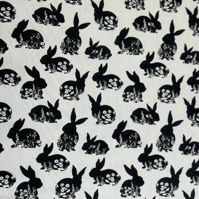 Gabardine de coton imprimée avec motif lapin noir délicat pour sacs à jouets