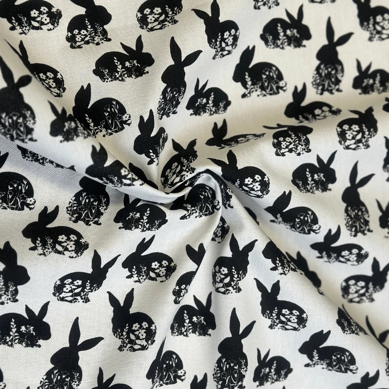 Tissu Gabardine de Coton Ludique : Lapin noir délicat pour des créations uniques