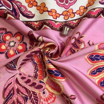 Satin de Luxe: Tissu avec Motif Floral Idéal pour l'Automne