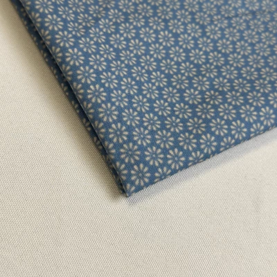 Tissu Popeline de Coton Bleu Mastique. Le motif floral