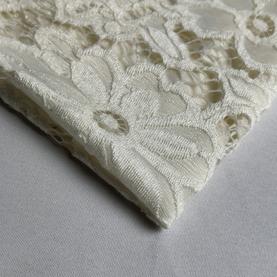 Dentelle raffinée avec motif floral