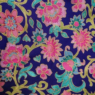 Tissu satiné violet avec motif floral cachemire