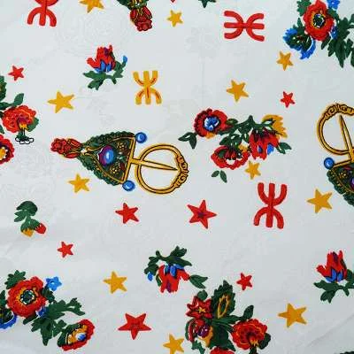 tissu en satin utilisé dans une robe kabyle moderne.